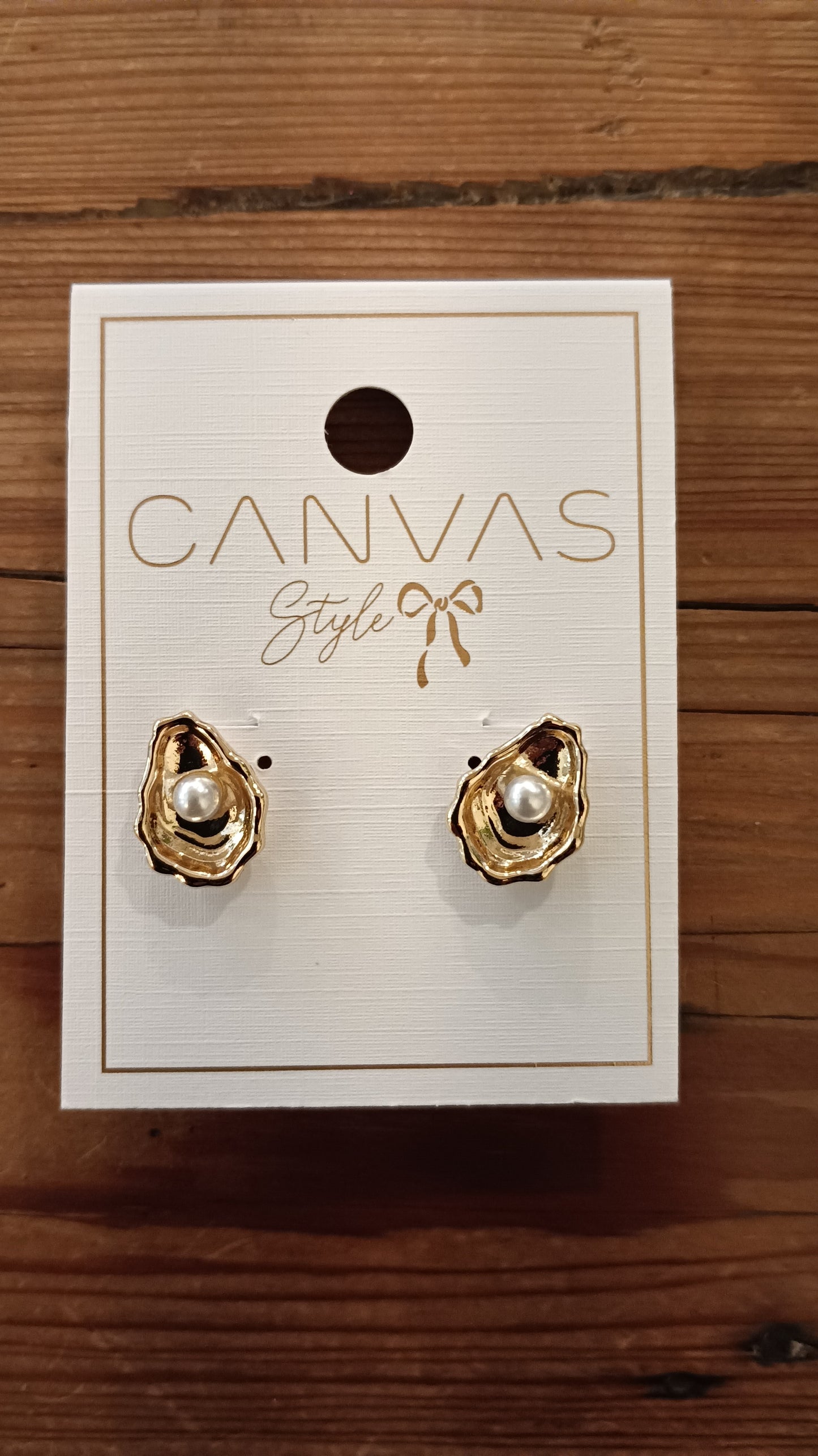 Oyster and Pearl Stud earrings in Shiny Gold