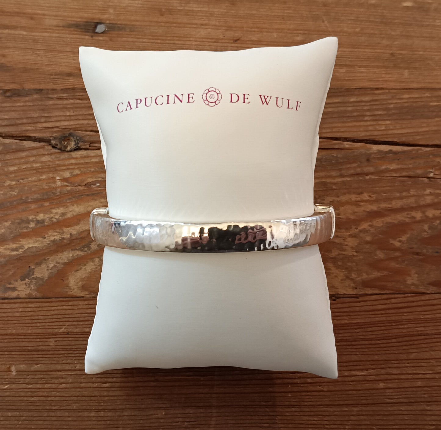 Cleopatra Oval Hinged Bangle M/L Silver